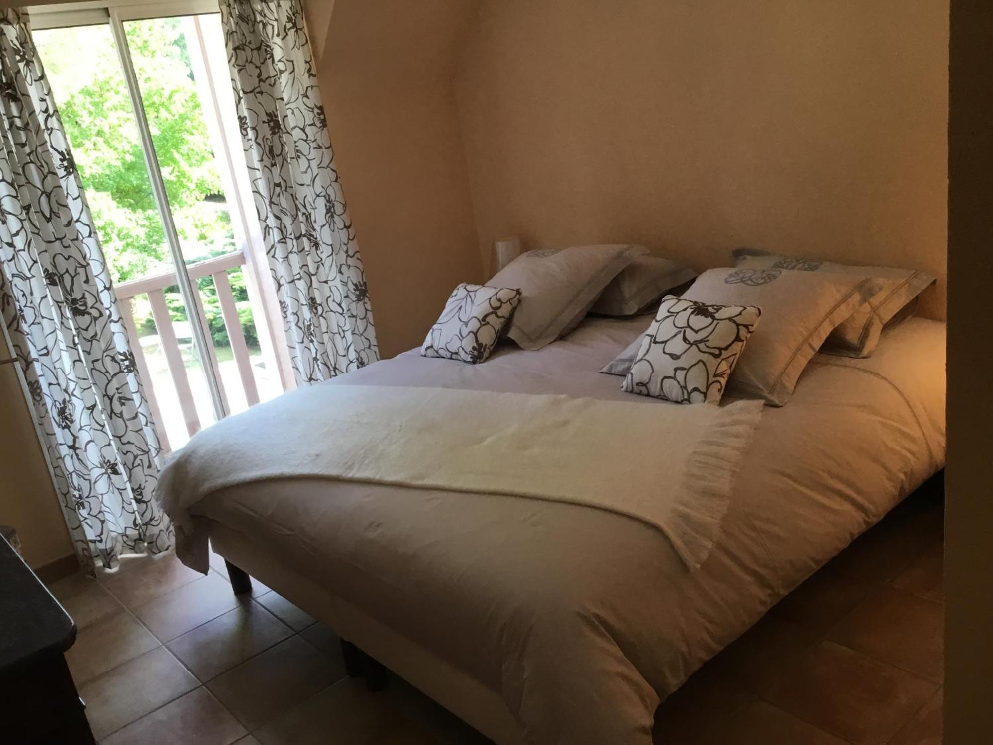 Le Clos De Rose Ussac Bagian luar foto